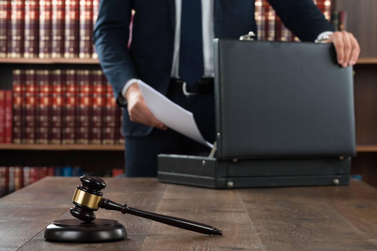 Адвокат готовит документы для взыскания неосновательного обогащения через суд